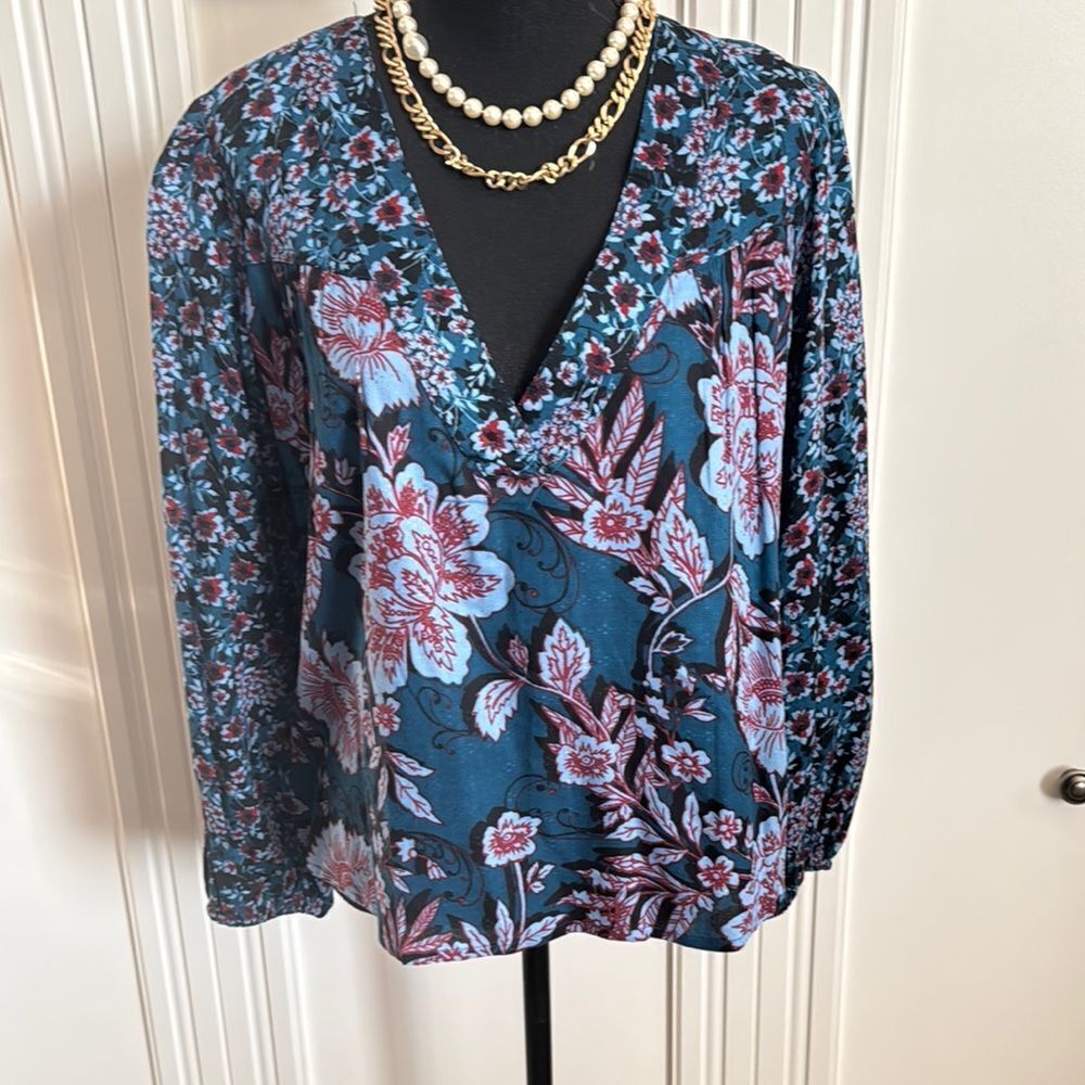 Band of the Free Long Sleeve Floral Blouse in Blue‎ with Relaxed Style